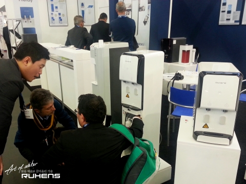 국내 정수기 브랜드 루헨스가 유럽 최대 물 산업 전시회 아쿠아텍 2013에 참가하였다.