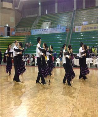서대문체육회관 댄스스포츠 회원들이 제4회 서울특별시연합회장기 생활체육 댄스스포츠 대회에 참가했다.