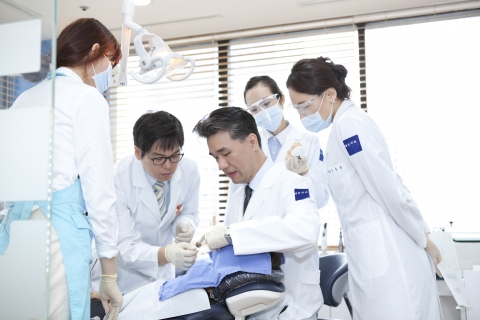 네모치과병원은 공정거래위원회에서 의결한 임플란트 표준약관을 채택했다.