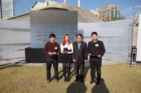 동명대 김성환 씨가 대한민국건축대전 특선을 수상했다.(맨왼쪽)