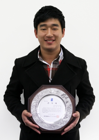 동명대 SOMNIUM봉사단 김도현 팀장이 부산일보사장 감사패를 받았다.