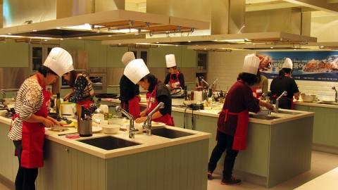 13일 중구에 위치한 CJ백설요리원에서 노르웨이수산물위원회 주최로 열린 노르웨이 고등어를 이용한 나만의 요리대회 본선에서 참가자들이 요리에 열중하고 있다. 지난달부터 약 2주간 6