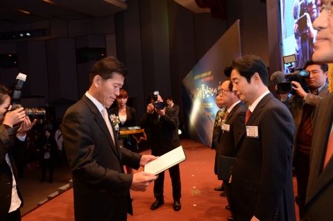 2013년 11월 13일, 논현동 건설회관에서 개최된 2013 제품안전의 날 행사에서 YKBnC 윤강림 대표이사(오른쪽)가 성시헌 산업통상자원부 기술표준원장으로부터 국무총리 표창을