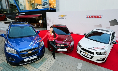 한국지엠 쉐보레는 퍼포먼스 신모델 아베오RS와 카마로RS를 출시했다.