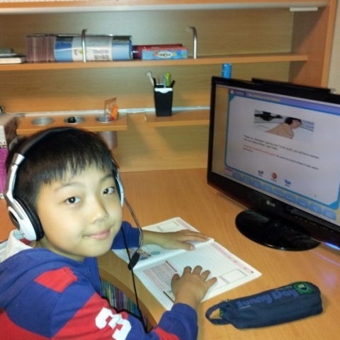 한 어린이가 헤라리딩 영어 공부를 하고 있다.