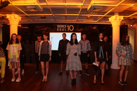 미디어 세션 초반에는 남성 모델 5인, 여성 모델 5인이 Seoul's 10 Soul 각 디자이너 10인의 메인 의상을 입고 화려한 퍼포먼스를 선보여 행사장의 분위기를 고