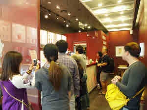 버블티 매장에 사람들이 붐비고 있다.