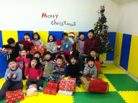 유아스포츠단이 크리스마스 기념촬영을 하고 있다.