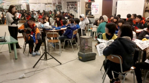 충남발전연구원(원장 강현수)은 지난 16일 홍남초등학교 학생 50여 명을 대상으로 홍성큰시장에서 ‘전통시장에서 배우는 경제이야기’ 라는 주제로 경제캠프를 열었다.