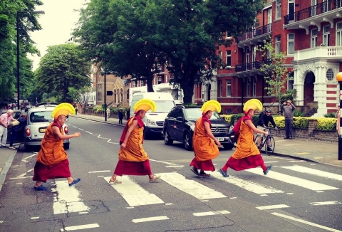 우수상을 수상한 윤경환씨의 ‘애비 로드를 건너는 티벳 승려들(Monks crossing Abbey Road)’