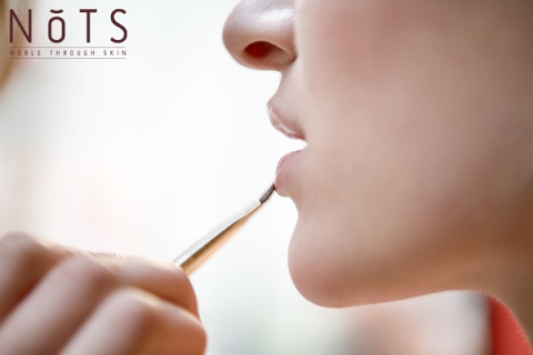 낫츠와 함께 촉촉한 입술을 위한 입술 관리 팁으로 아름다운 입술을 유지해보자.