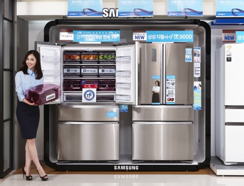 삼성전자 모델이 99.9%의 탈취력을 인정받은 김치냉장고 지펠아삭 M9000용 보관용기인 청정탈취캡슐을 소개하고 있다.