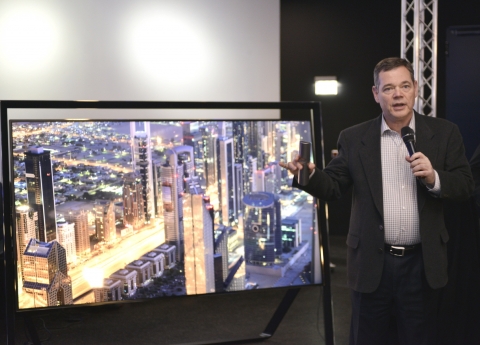 지난 주 독일 뮌헨에서 열린 UHD 기술 세미나에 참가한 세계적 화질 전문가 조 케인(Joe Kane)이 삼성전자 85형 UHD TV를 이용해 UHD 표준 동향에 대해 발표하고 있