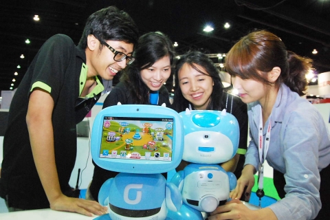 KT는 19일부터 22일까지 태국 방콕의 임팩트 컨벤션 센터’에서 4일 동안 개최되는 ITU Telecom World 2013에 자사의 스마트 에듀테인먼트 로봇, 키봇2를 전시해 