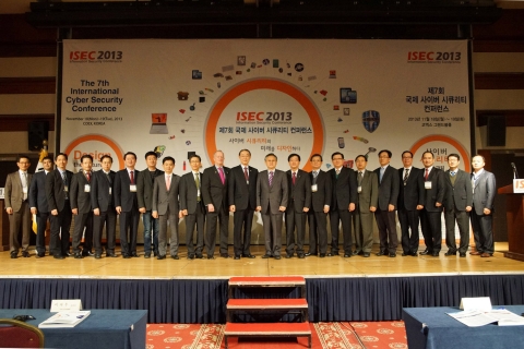 삼성동 코엑스 그랜드볼룸에서 열린 제 7회 국제 사이버 시큐리티 컨퍼런스 ‘ISEC 2013’에서 주요 관계자들이 개회식 기념사진을 찍고 있다.