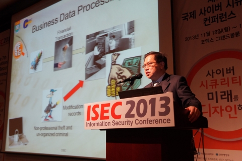 삼성동 코엑스 그랜드볼룸에서 열린 제 7회 국제 사이버 시큐리티 컨퍼런스 ‘ISEC 2013’ 개회식에서 홍콩 정보보호 및 포렌식협회장 Dr. K.P. Chow가 연설을 하고 있다.