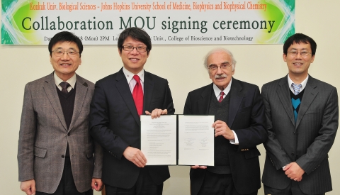 건국대 생명특성화대학(학장 김은수)과 존스홉킨스 의대는 지난 18일 건국대에서 상호 연구 협력에 관한 MOU를 체결했다고 19일 밝혔다.