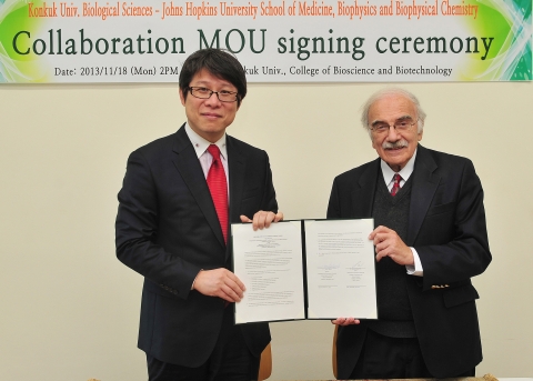 건국대 생명특성화대학(학장 김은수)과 존스홉킨스 의대는 지난 18일 건국대에서 상호 연구 협력에 관한 MOU를 체결했다고 19일 밝혔다.