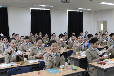 한국영상대 스튜어디스과 학생들이 환하게 웃고 있다.