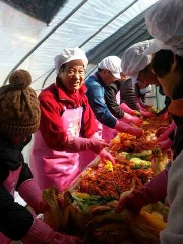 한국교직원공제회가 사랑의 김장 나누기 행사를 가졌다. The-K가족 임직원 80여명이 담근 김치 900포기는 브니엘의 집 등 5곳의 후원시설에 전해질 예정이다.