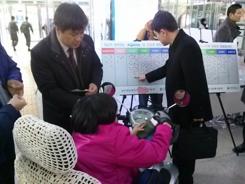 서울역 대합실에서 시민들이 설문에 응하고 있다.