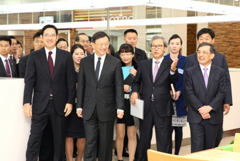 11월 19일 화성에 위치한 삼성전자 반도체 사업장 나노 시티에 양제츠 중국 국무위원이 방문했다. (왼쪽부터 이재용 삼성전자 부회장, 양제츠 중국 국무위원 전동수 삼성전자 메모리사