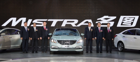 현대차 중국 합작법인인 베이징현대는 19일(현지시간) 밍투(名图 , 영문명 미스트라) 신차발표회를 갖고 본격적인 판매에 돌입했다. 사진은 왼쪽부터 왕수복 현대차 중국사업본부장, 리