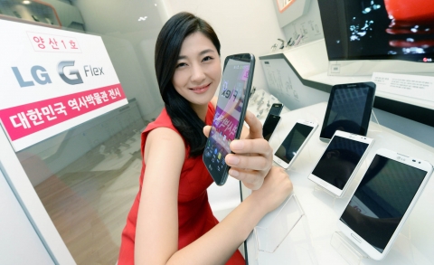 LG전자 첫 커브드 스마트폰 LG G 플렉스의 양산 1호 제품이 이달 21일부터 대한민국 역사박물관에서 전시된다. 서울 광화문 인근에 위치한 대한민국 역사 박물관에서 모델이 LG 