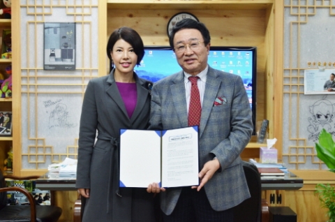에코숨 대표 석주윤(좌), 경상북도문화콘텐츠진흥원장 김준한(우)