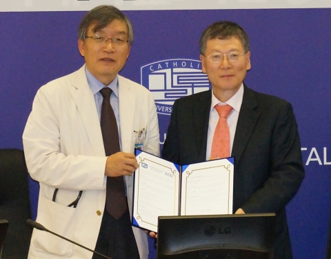 한국전기연구원 김호용 원장(오른쪽)과 카톨릭대학교 서울성모병원 승기배 원장이 MRI-LINAC 공동개발을 위한 기술협약을 체결하고 있다.