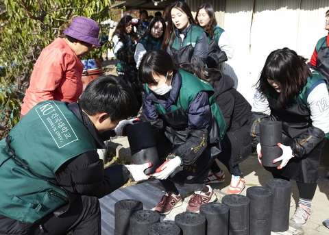 건국대 재학생들과 교수 직원 등 200여명으로 구성된 봉사단 컴브렐라(KUmbrella)는 19일 오후 서울 중랑구 일대에서 연탄 및 생필품 등을 기증하고 연탄배달 봉사활동을 벌였