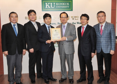 건국대는 경영전문대학원(MBA) 4기 졸업생 일동이 경영전문대학원발전기금으로 1,000만원을 기부했다고 18일 밝혔다.