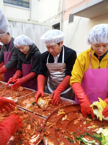 한국보건복지인력개발원은 김장철을 맞아 대전에 소재하고 있는 선우치매센터를 찾아 시설 직원들과 함께 사랑의 김장김치 담그기 봉사활동에 참여하였다.