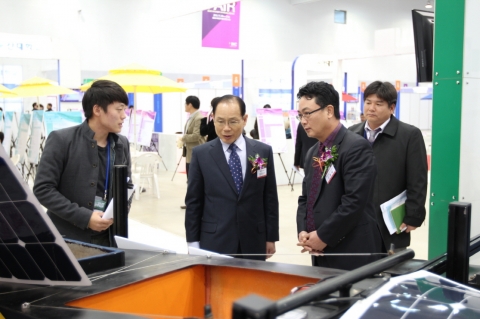 설동근 총장이 동남권창조경제선도산학협력FAIR 동명대 부스를 찾아 격려하고 있다.