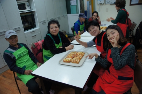 삼전종합사회복지관은 주민들과 해피스쿨 어르신이 함께하는 요리활동을 진행했다.