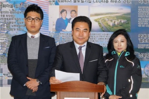 왼쪽부터 제원종합건설 오제훈 대표, 오치복 회장, 김경자 이사가 선언문을 발표하고 있다.