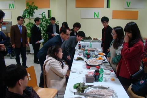 동명대 설동근 총장이 장애학생 등과 정겹게 식사하며 이들을 격려하고 있다.