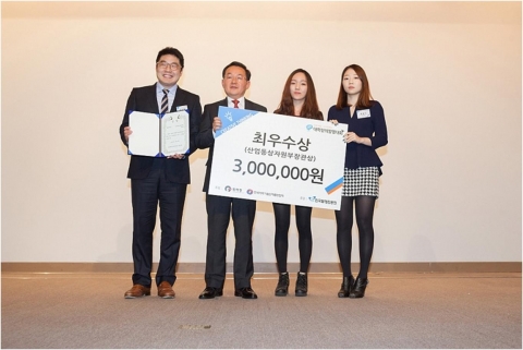 건국대는 예술디자인대학 산업디자인전공 한현나·홍솔아 학생(4학년, 09학번)팀이 최근 열린 2013 대학창의발명대회에서 최우수상인 산업통상자원부장관상을 수상했다고 밝혔다.