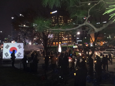 애국주의연대가 지난해 11월 23일밤 광화문 한국kt 앞에서 연평도 포격사건 2주기 순국장병 촛불추모제를 개최했다.