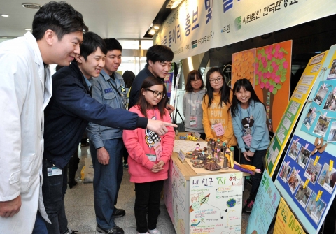22일 한국다우코닝 충북 진천공장에서 열린 2013 그린에너지 클럽 콘테스트에 참가한 초등학생들이 에너지 절약 아이디어와 지난 6개월간 수행한 환경지킴이 활동을 설명하고 있다.