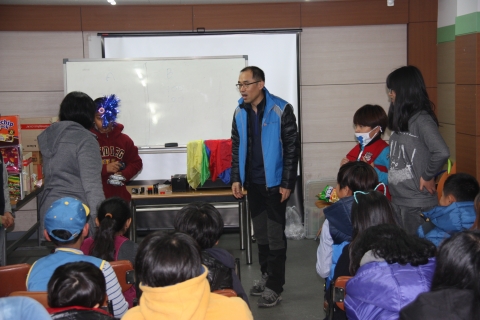 한국보건복지인력개발원 대구사회복무교육센터 자원봉사동아리 행복한 동행이 지난 24일 오후 대구가톨릭근로자회관 ‘다솜학교’에서 다문화가정 아이들과 즐거운 시간을 보냈다.