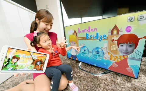 LG전자모델이 아이와 함께 LG Smart TV와 G pad 8.3을 통해 가족용 어플리케이션 
아바트 북을 이용하고 있다.