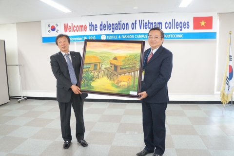 박만균 학장이 베트남 교육청 공무원 대표로 참석한 레 홍 손(Le Hong Son)씨로부터 기념품을 받고 있다.