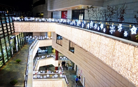 신도림 디큐브백화점은 ‘천개의 눈꽃’을 테마로 꼬마전구 수만개와 천개의 눈꽃모형으로 별관매장 테라스에 크리스마스 장식을 설치했다.
