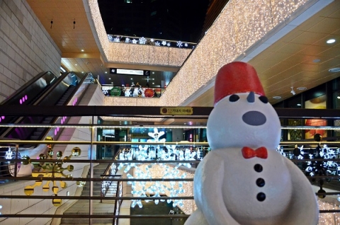 신도림 디큐브백화점은 ‘천개의 눈꽃’을 테마로 꼬마전구 수만개와 천개의 눈꽃모형으로 별관매장 테라스에 크리스마스 장식을 설치했다.