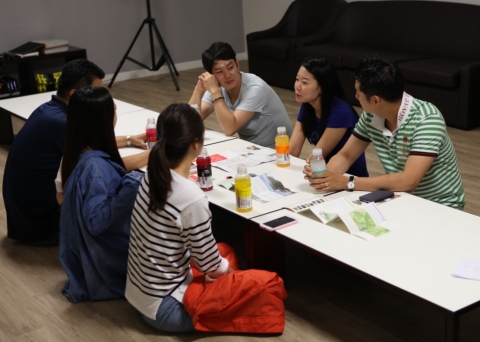 리조트내 객실에서 서로 담소하며 진정한 소통의 의미를 찾아가는 등 소통캠프가 조직활성화 프로그램의 새로운 트렌드가 되고 있다.