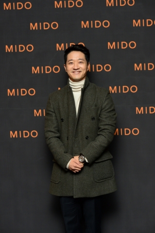 세계적인 시계 브랜드 미도 행사장을 찾은 가수 알렉스