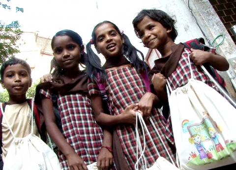 SK네트웍스는 드림 패키지 프로그램을 통해 글로벌 빈곤아동을 돕기 위한 1,000개의 학용품 꾸러미를 제작, 인도 및 동남아시아 3개국 8개 학교와 공부방에 전달했다. 사진은 선물을 받고 즐거워하는 인도, 인도네시아, 말레이시아 아동들의 모습.
