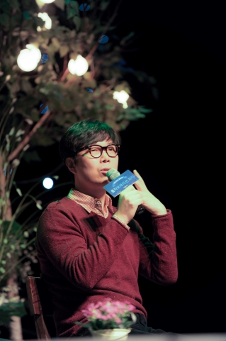 예스24 제7회 문화축제 콜라보레이션 파티 중 김영하의 공연모습