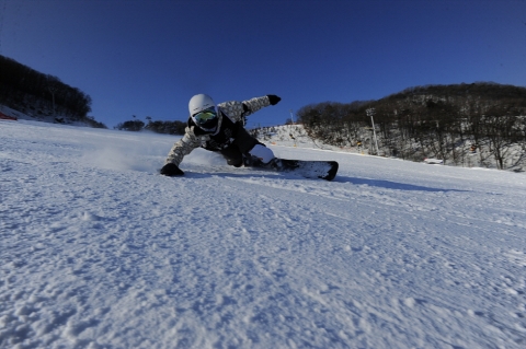 지산 포레스트 리조트가 11월 29일(금) 오후 1시부터 Fast & Festive를 테마로 스키장을 개장한다.